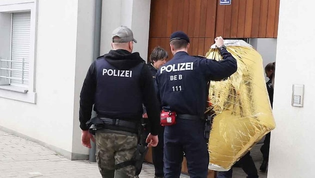 41 yaşındaki adam 22 Mart'ta evinde tutuklandı. Bıçakla kendini yaraladığı için hastaneye götürülmesi gerekti. (Bild: Judt Reinhard)