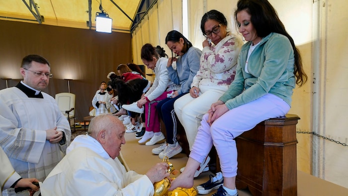 Der Papst hat am Gründonnerstag an zwölf Gefängnisinsassinnen in einer römischen ...