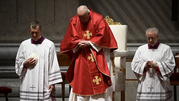 Ferenc pápa a nagypénteki liturgián a Szent Péter-bazilikában. (Bild: AFP )
