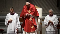 Papst Franziskus bei der Liturgie am Karfreitag im Petersdom (Bild: AFP )