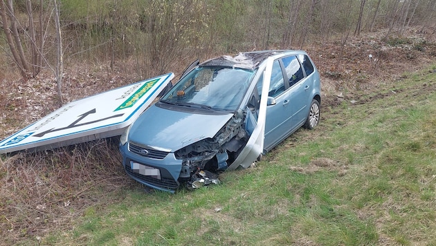 Das Fahrzeug wurde bei dem Unfall schwer beschädigt. (Bild: zoom.tirol)