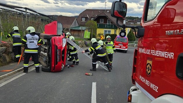 The East Styrian woman's car came to rest on the passenger side. (Bild: FF Puch bei Weiz)