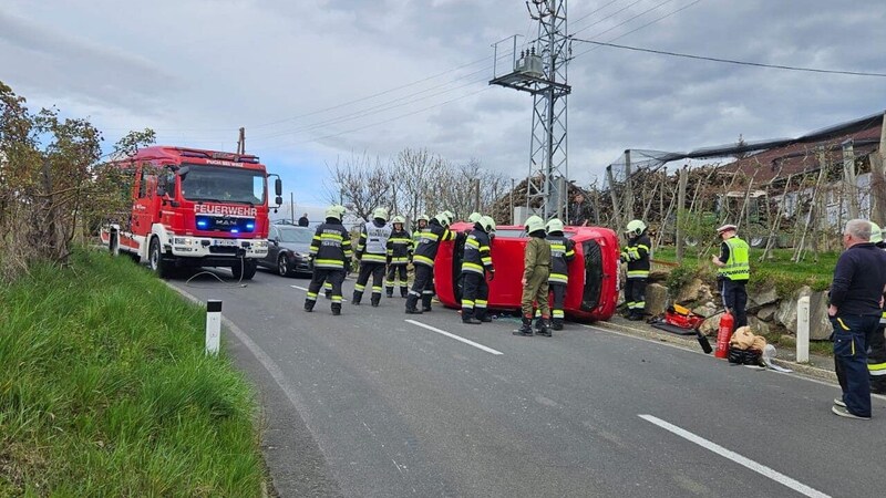 Die Feuerwehr Puch bei Weiz barg das Fahrzeug. (Bild: FF Puch bei Weiz)