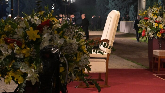 Der Stuhl, der für den Papst vor dem Kolosseum bereits aufgestellt war, blieb leer.