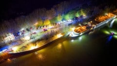 Das Schiff war von Passau (Bayern) in Richtung Linz unterwegs, als es offensichtlich kurzzeitig manövrierunfähig wurde. (Bild: APA/TEAM FOTOKERSCHI / MARTIN SCHARINGER)