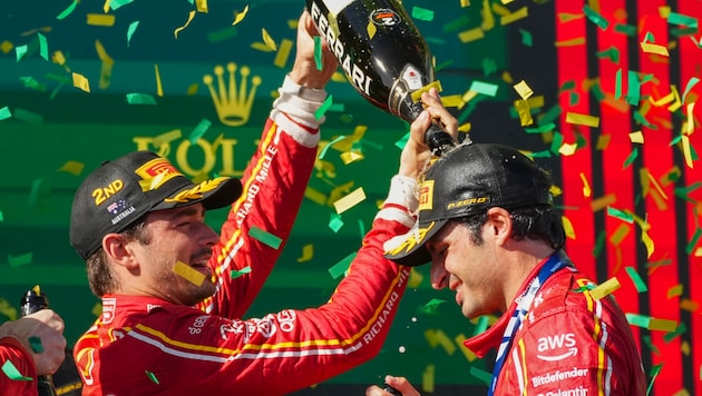 Charles Leclerc (left) celebrates his teammate Carlos Sainz. (Bild: ASSOCIATED PRESS)