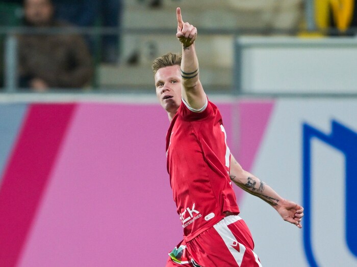 Der 28-Jährige zeigt an, wohin es gehen soll: Mit dem GAK in die Bundesliga nach oben.