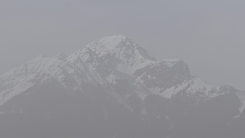 Schon seit einigen Tagen trübt der Saharastaub in Tirol die Sicht.  (Bild: Manuel Schwaiger)