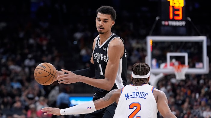 Victor Wembanyama (li.)