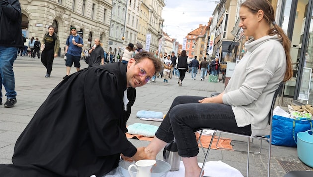 Marcus Hütter ist Pfarrer der Heilandskirche in Graz und nimmt auch an „Öffentlichen Fußwaschungen“ teil. (Bild: Christian Jauschowetz)