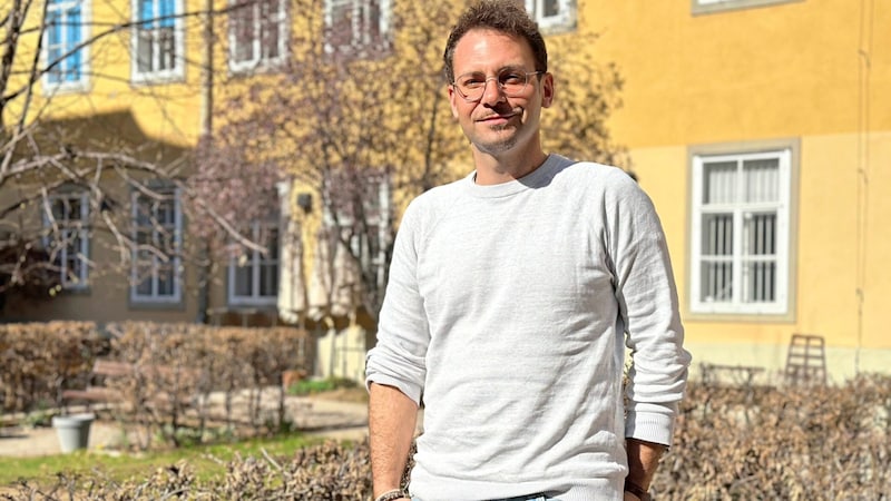 Marcus Hütter im Hof der Grazer Heilandskirche. (Bild: Christoph Hartner)