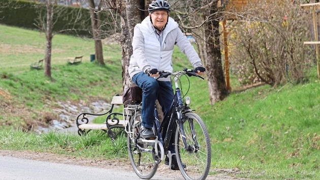 Hausbesuche gehören für ihn dazu. Über die südsteirischen Weinberge ist der Gamlitzer Landarzt Peter Sigmund mit dem E-Bike unterwegs. (Bild: Christian Jauschowetz)