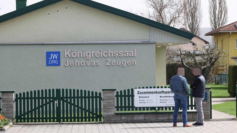 The Jehovah's Witnesses were holding a prayer meeting on Kloepferweg in Leibnitz on August 18, 2023, when two explosive devices detonated on members' cars. (Bild: Christian Jauschowetz, Krone KREATIV)