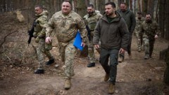 Der ukrainische Präsident Wolodymyr Selenskyj mit ukrainischen Streitkräften in der Region Sumy. (Bild: APA/AFP/Anatolii STEPANOV)