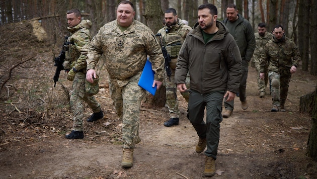 Ukrayna Devlet Başkanı Volodymyr Zelenskyi Sumy bölgesinde Ukrayna güçleriyle birlikte. (Bild: APA/AFP/Anatolii STEPANOV)