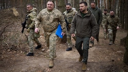 Der ukrainische Präsident Wolodymyr Selenskyj mit ukrainischen Streitkräften in der Region Sumy. (Bild: APA/AFP/Anatolii STEPANOV)