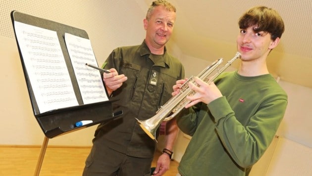 Trompeter Mathias Lukasser mit Musikmeister Josef Schmidl. (Bild: Uta Rojsek-Wiedergut)