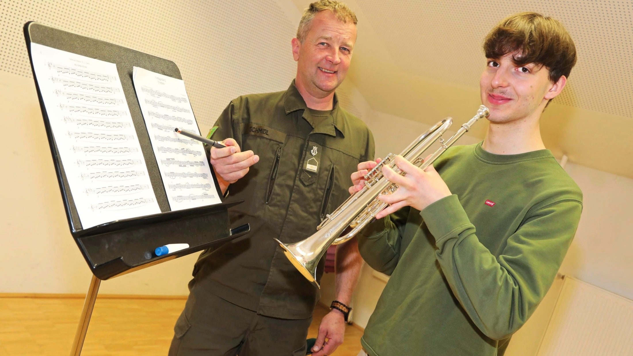 Trompeter Mathias Lukasser mit Musikmeister Josef Schmidl. (Bild: Uta Rojsek-Wiedergut)