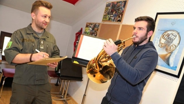 Hornist Kilian Sepperer und Prüfer Johannes Glawischnig (Bild: Uta Rojsek-Wiedergut)