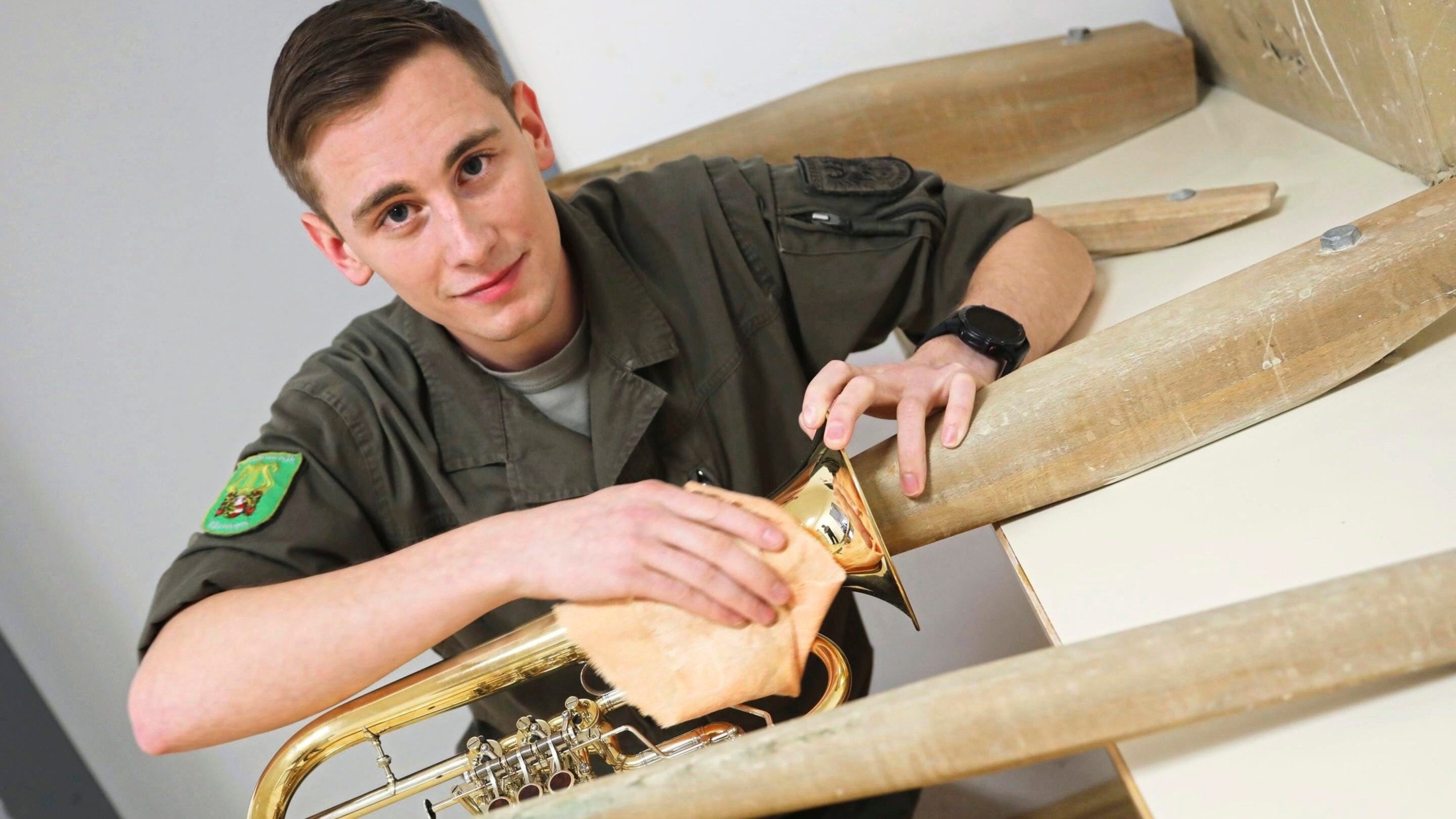 Johannes Unterkofler cleans his flugelhorn. The service instruments are maintained before every performance and otherwise once a week. (Bild: Uta Rojsek-Wiedergut)