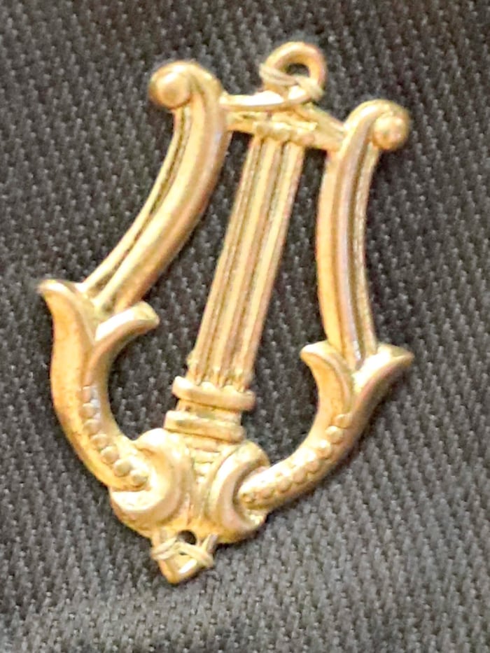 Die Lyra auf der Brust der Uniform macht die Militärmusiker sichtbar.