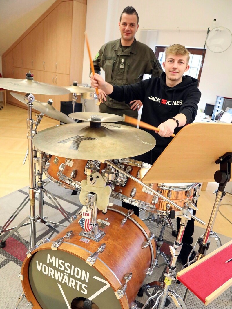 Mission forward: percussionist Lukas Hausharter with examiner Stefan Schusser. (Bild: Uta Rojsek-Wiedergut)