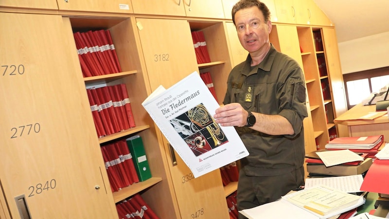 Military bandmaster Dietmar Pranter in the sheet music archive: 7000 titles are stored here. (Bild: Uta Rojsek-Wiedergut)