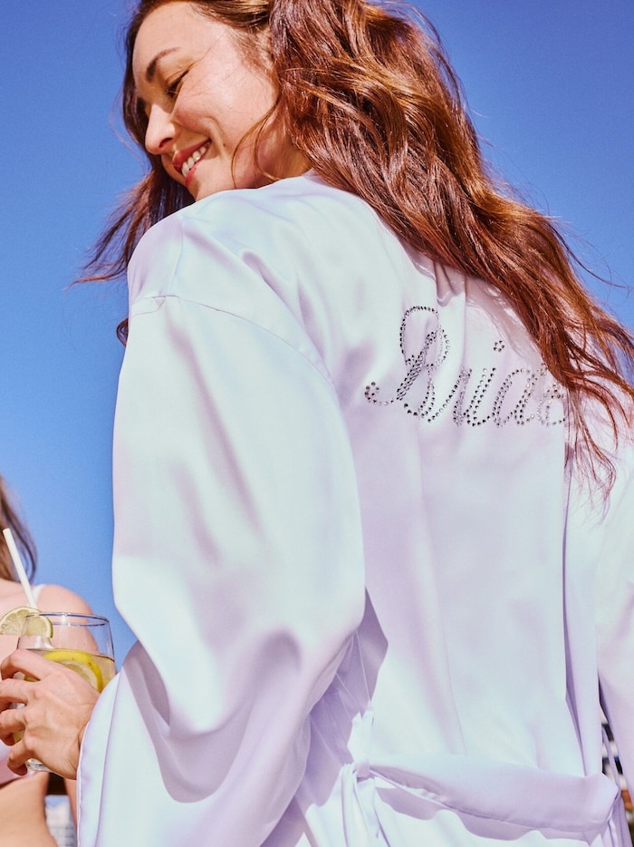 Süße Accessoires wie dieser Bademantel mit Bride-Glitzerschrift machen den schönsten Tag zu ...