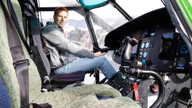 Paul Glöckler in the "Super Puma" helicopter in St. Johann. He wants to become a pilot. (Bild: Gerhard Schiel)