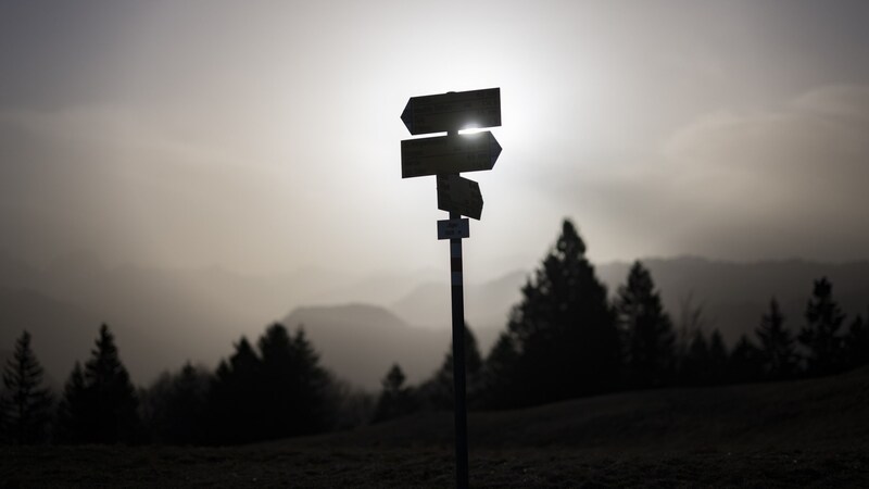 According to calculations, around 180,000 tons of Saharan dust hung in the air over Switzerland. (Bild: APA/KEYSTONE/GIAN EHRENZELLER)