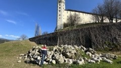 Mauerreste, die von den Wassermassen mitgerissen wurden, erinnern an die Fluten. (Bild: zvg)