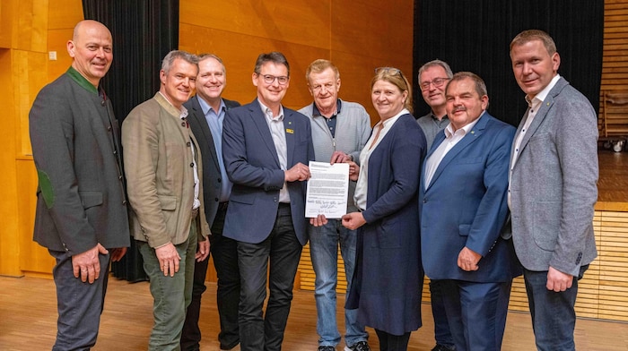 Die Resolution zum Erhalt des Angebotes halten Bürgermeister und Politiker hier in den Händen.