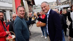 SPÖ-Bundesparteichef Andreas Babler beim Eierpecken mit Landeschef Mario Leiter (Bild: Maurice Shourot)