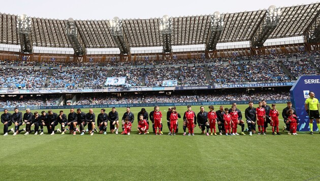 Napoli's players knelt to the ground before kick-off. (Bild: ASSOCIATED PRESS)