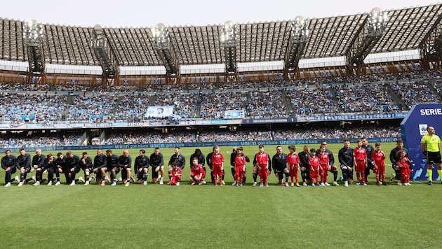 Napolis Spieler knieten sich vor Anpfiff zu Boden. (Bild: ASSOCIATED PRESS)