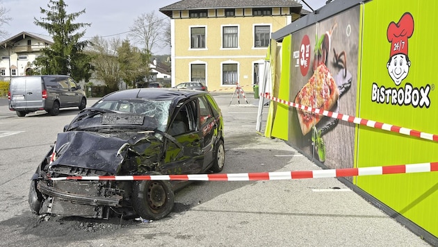 A parkoló kisautó és a bisztró doboza súlyosan megsérült (Bild: Manfred Fesl)