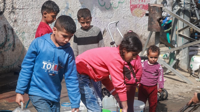 Palästinensische Kinder bei der Verteilung von Trinkwasser