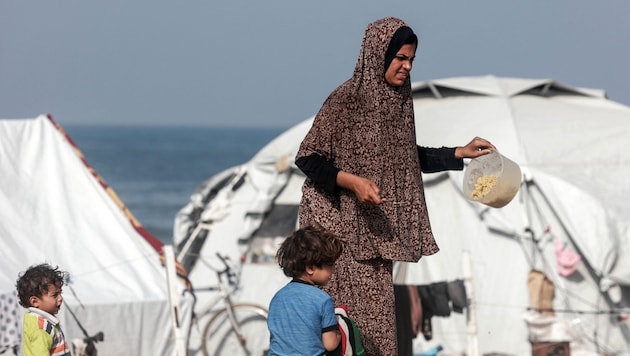 Kitelepített civilek a Gázai övezet déli részén. (Bild: AFP)