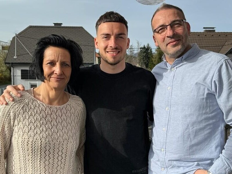 Sinan Karweina was delighted to receive a family visit from his mother Bianca and father Hakan. (Bild: zVg)