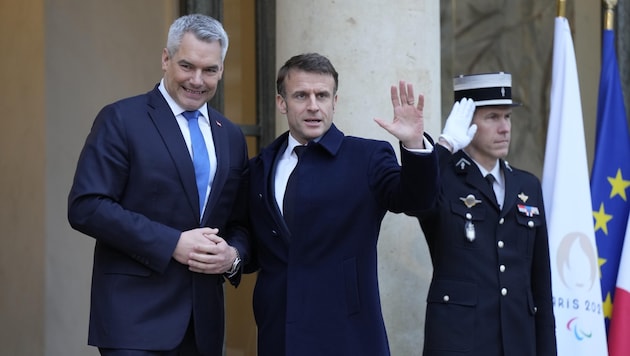 Von links: Kanzler Karl Nehammer und Frankreichs Präsident Emmanuel Macron (Bild: Lewis Joly)
