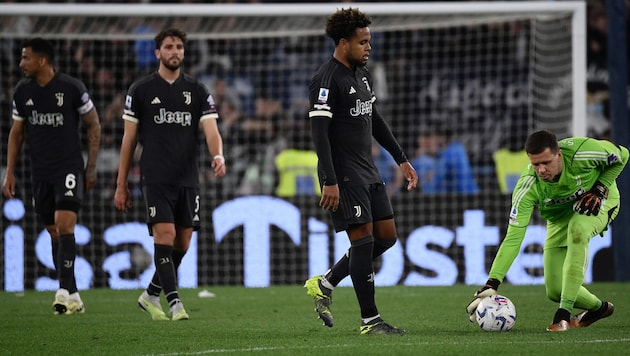 Hanging heads among the Juventus Turin players (Bild: AFP)