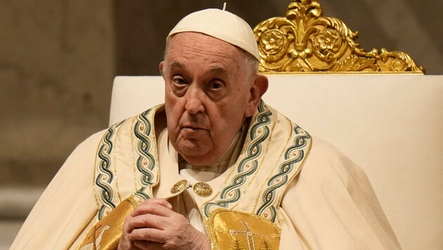 Ferenc pápa a hagyományos húsvéti vigílián a Vatikánban. (Bild: AP)