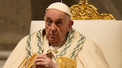 Papst Franziskus bei der traditionellen Osternacht im Vatikan (Bild: AP)