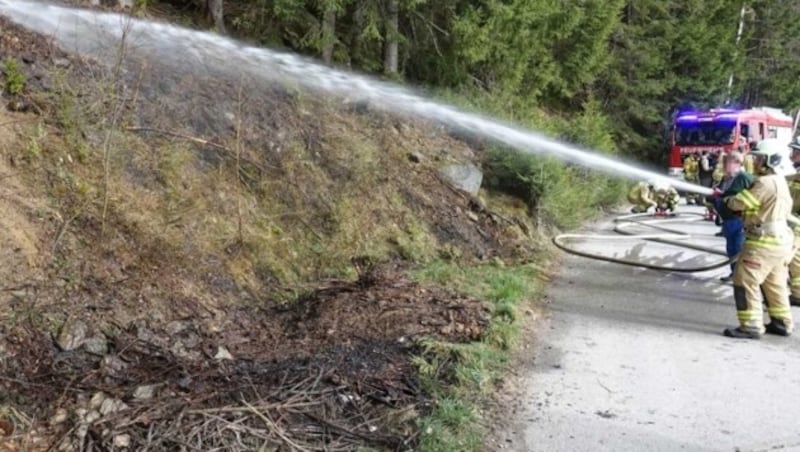 Die Feuerwehr musste ausrücken und löschen. (Bild: ZOOM.TIROL)