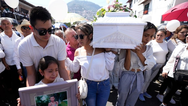 A meggyilkolt nyolcéves kislány temetése Mexikóban (Bild: AP)