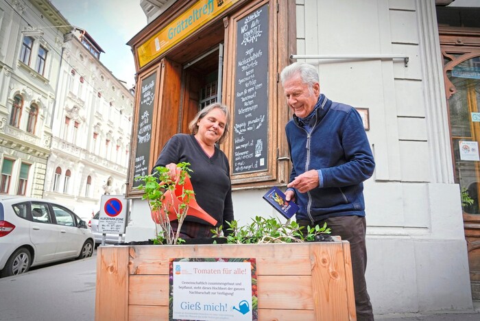 Beiser und Bergmann beim Blumengießen. Wer Gemeinschaft sucht oder regional etwas bewirken will, ...