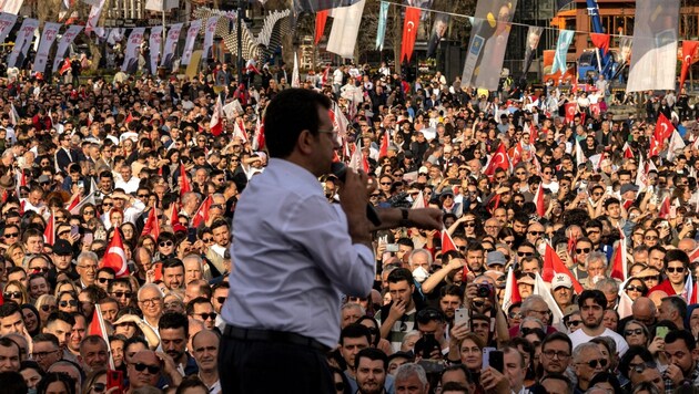 İstanbul Büyükşehir Belediye Başkanı Ekrem İmamoğlu seçim kampanyası sırasında (Bild: AFP)