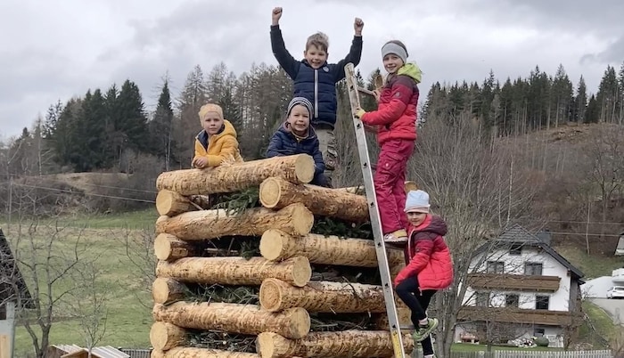 Children and parents built the Easter bonfire in St. Margarethen