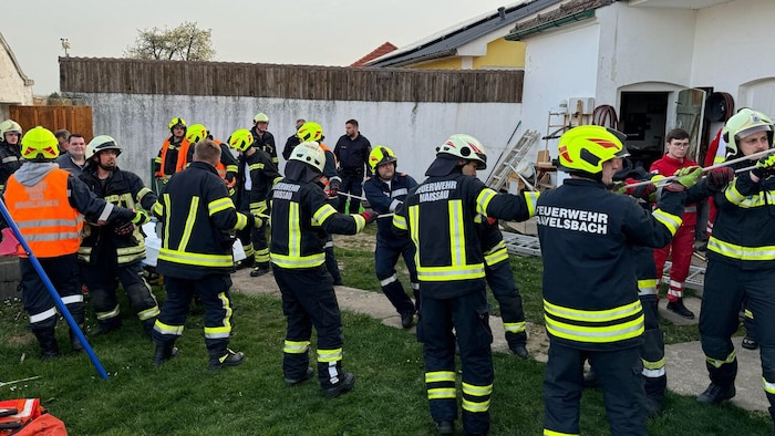 Die Feuerwehrleute setzten einen Kranarm ein.