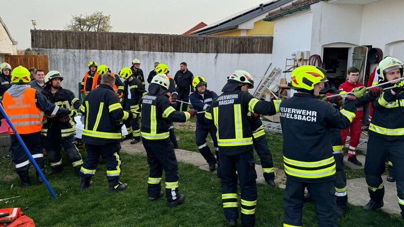 Die Feuerwehrleute setzten einen Kranarm ein. (Bild: FF Maissau)